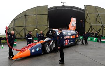 El Bloodhound SSC Supersonic diseñado por el aerodinamista de 87 años Ron Ayers en colaboración con Richard Noble, tiene previsto alcanzar el récord de los 1.609 kilómetros por hora en el desierto Hanskeen Pan de Sudáfrica.