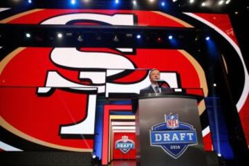 Los 49ers se convirtieron as¨ª en el ¨²nico equipo con dos elecciones en primera ronda, que gastaron en DeForest Buckner y en el guard Joshua Garnett. Los de San Francisco, que ahora mismo est¨¢n tan rotos como aperece su emlema en la foto, comienzan la reconstrucci¨®n.