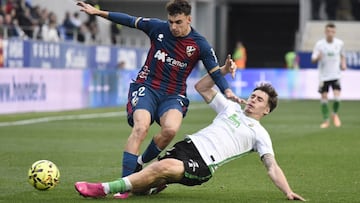 Ángel Pérez, del Huesca; y Jorge Salinas, del Racing.