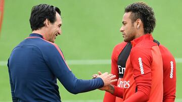 Emery, con Neymar en un entrenamiento.