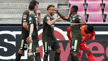 Soccer Football - Bundesliga - FC Cologne v 1. FSV Mainz 05 - RheinEnergieStadion, Cologne, Germany - May 17, 2020 1. FSV Mainz 05's Pierre Kunde Malong celebrates scoring their second goal with teammates, as play resumes behind closed doors followi