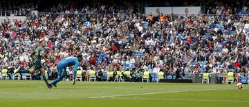 En el minuto 23 de partido Loren se marchaba en solitario hacia la porter¨ªa de Keylor pero el delantero del conjunto de Sevilla se encontraba en posici¨®n de fuera de juego.