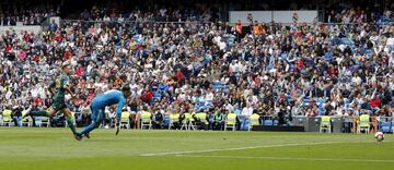 En el minuto 23 de partido Loren se marchaba en solitario hacia la portería de Keylor pero el delantero del conjunto de Sevilla se encontraba en posición de fuera de juego. 