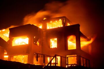 Otra estructura colapsa en Palisades, víctima de los incendios.