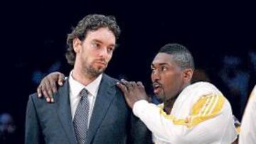 <b>FUTURO INCIERTO. </b>Ron Artest anima a Pau Gasol en un partido.
