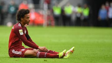 Leroy San&eacute;, jugador del Bayern de M&uacute;nich, sentado sobre el c&eacute;sped del Allianz Arena durante el partido ante el Colonia.