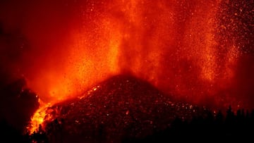 La lava se eleva tras la erupción de un volcán en el parque nacional Cumbre Vieja en El Paso, en la isla canaria de La Palma, el 19 de septiembre de 2021.