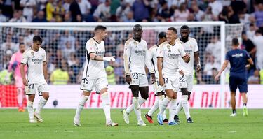 Los futbolistas del Real Madrid se marchan alegres a los vestuarios tras conseguir ventaja en el marcador antes del final del primer tiempo.