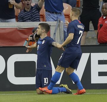 HOUSTON, TEXAS - MARCH 26: Christian Pulisic #10 of the USA celebrates with Paul Arriola #7 after scoring during the first half against Chile at BBVA Compass Stadium on March 26, 2019 in Houston, Texas.   Bob Levey/Getty Images/AFP
== FOR NEWSPAPERS, INTERNET, TELCOS & TELEVISION USE ONLY ==