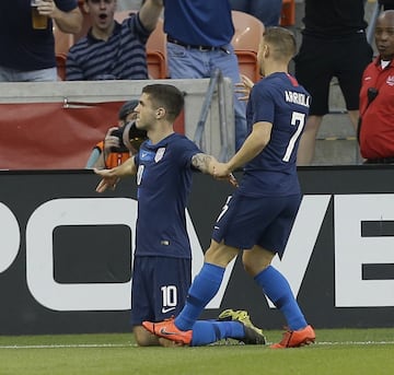 HOUSTON, TEXAS - MARCH 26: Christian Pulisic #10 of the USA celebrates with Paul Arriola #7 after scoring during the first half against Chile at BBVA Compass Stadium on March 26, 2019 in Houston, Texas.   Bob Levey/Getty Images/AFP
== FOR NEWSPAPERS, INTERNET, TELCOS & TELEVISION USE ONLY ==