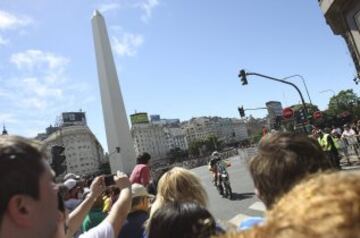 Aficionados saludan el paso de vehículos participantes en el Rally Dakar 2015.
