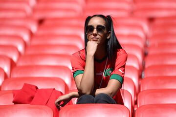 Hoy en el Al Bayt Stadium se enfrentan las selecciones de Croacia y Marruecos y los seguidores de ambos combinados han llenado de color el estadio. 