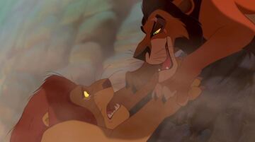 Mufasa, rey sabio y padre amoroso, muere traicionado por su propio hermano, Scar, en una estampida orquestada para robarle el trono. Su muerte deja a Simba huérfano y exiliado, marcando el inicio de una lucha por redimir el orgullo y el legado de su padre. Es una lección cruel de traición, pérdida y esperanza renacida.
