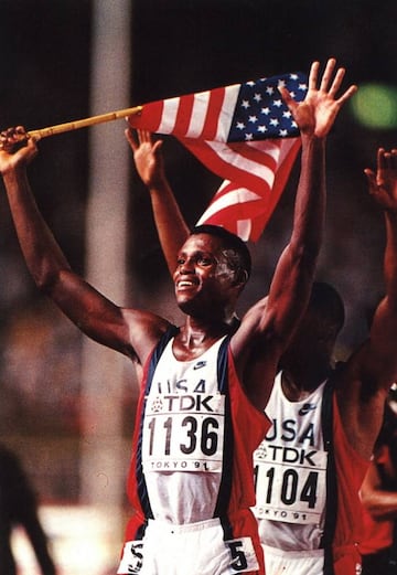 Carl Lewis festeja el récord mundial de 4x100 metros en Tokio 1991.