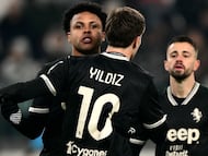 Juventus' US midfielder #22 Weston McKennie (L) celebrates with Juventus' Turkish forward #10 Kenan Yildiz (C) after scoring Juventus' first goal during the Italian Serie A football match between Juventus and Lecce at the Allianz Stadium in Turin on January 3, 2026. (Photo by MARCO BERTORELLO / AFP)