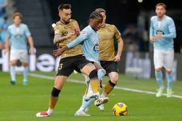 Ilaix Moriba, del Celta, pugna por un baln con Brais Mndez, de la Real Sociedad, en el partido de Liga celebrado en el estadio de Balados.
