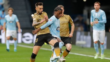 Ilaix Moriba protege el balón ante la presencia de Brais Méndez.