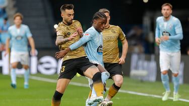 VIGO (PONTEVEDRA), 21/12/2024.- El centrocampista guineano del Celta de Vigo Ilaix Moriba (c) pugna por un balón con el centrocampista de la Real Sociedad Brais Méndez en el partido de Liga celebrado en el estadio Balaídos de Vigo. EFE / Salvador Sas