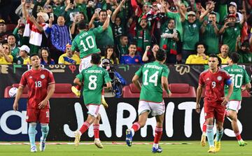 Alexis Vega celebra el primer gol de México luego de aprovechar un error en la defensa colombiana.