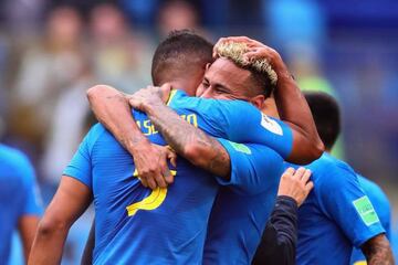 Neymar y Casemiro celebrando la victoria ante Costa Rica.