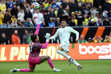 Ederson pierde el control