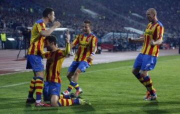 Los jugadores del Valencia celebran el gol del lateral derecho del Valencia, Antonio Barragán, contra el Ludogorets Razgrad durante el partido de ida de los octavos de final de la Liga Europa, en el estadio nacional Vasil Levski, en Sofía.