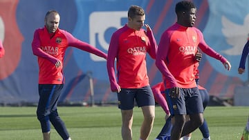 Andr&eacute;s Iniesta, Lucas Digne y Samuel Umtiti, durante un entrenamiento del Barcelona. El central franc&eacute;s apunta a titular en el partido de Copa del Rey ante el H&eacute;rcules en Alicante.