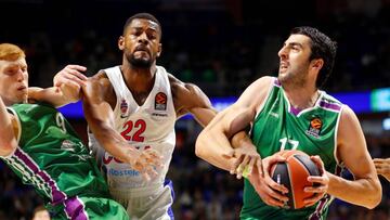 GRAF586. MÁLAGA, 24/11/2017.- El pívot georgiano del Unicaja Giorgi Shermadini (d) coge un rebote ante el base estadounidense del CSKA Moscú, Cory Higgins (c) durante la novena jornada de la Euroliga disputado esta tarde en el Palacio de los Deportes Jose María Martín Carpena. EFE/Carlos Díaz