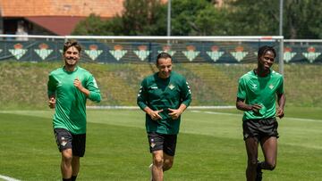 Guardado, en el centro, junto a Rodri y Paul en Austria.