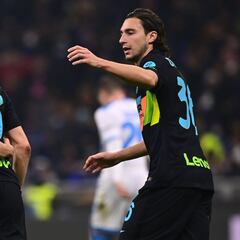 Arturo Vidal participa de la victoria del Inter sobre el Napoli