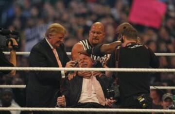 Trump afeita la cabeza de Vince McMahon durante la WWE.