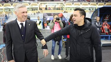 Real Madrid's Italian coach Carlo Ancelotti (L) greets Barcelona's Spanish coach Xavi before the start of the Spanish Super Cup final football match between Real Madrid CF and FC Barcelona at the King Fahd International Stadium in Riyadh, Saudi Arabia, on January 15, 2023. (Photo by Giuseppe CACACE / AFP)