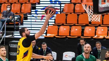 Nikola Mirotic finaliza en el aire ante la defensa del Unicaja.