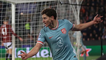 Prague (Czech Republic), 26/11/2024.- Atletico Madrid's Julian Alvarez celebrates scoring the 3-0 lead during the UEFA Champions League match between Sparta Prague and Atletico Madrid in Prague, Czech Republic, 26 November 2024. (Liga de Campeones, República Checa, Praga) EFE/EPA/MARTIN DIVISEK