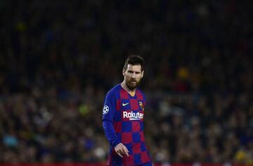 Barcelona's Argentine forward Lionel Messi walkson the pitch during the UEFA Champions League Group F football match between FC Barcelona and Borussia Dortmund at the Camp Nou stadium in Barcelona, on November 27, 2019. (Photo by PAU BARRENA / AFP)