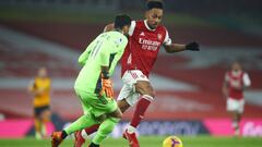 Soccer Football - Premier League - Arsenal v Wolverhampton Wanderers - Emirates Stadium, London, Britain - November 29, 2020 Arsenal&#039;s Pierre-Emerick Aubameyang in action with Wolverhampton Wanderers&#039; Rui Patricio Pool via REUTERS/Julian Finney 