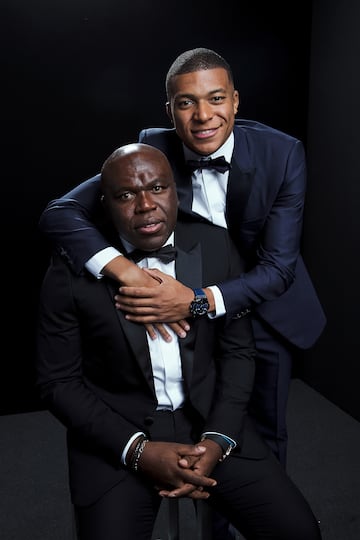 Retrato en los FIFA FIFPro junto a su padre, Wilfried Mbappé.