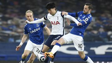 LIVERPOOL, ENGLAND - APRIL 16: Son Heung-Min of Tottenham Hotspur is challenged by Gylfi Sigurdsson of Everton during the Premier League match between Everton and Tottenham Hotspur at Goodison Park on April 16, 2021 in Liverpool, England. Sporting stadium