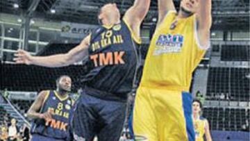 <b>ANTICIPACIÓN. </b>Caio Torres captura un rebote de ataque.