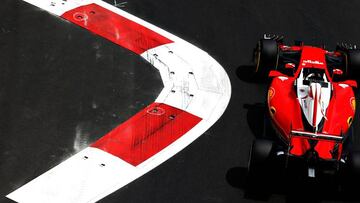 Vettel pasando junto a un piano del circuito de Bak¨².