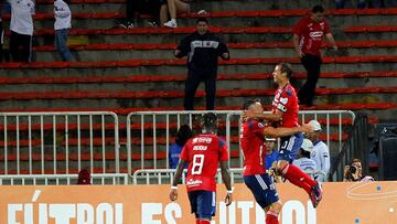 Independiente Medellin's defender Andres Cadavid (C) celebrates with Independiente Medellin's midfielder Andres Ricaurte after scoring against Metropolitanos during the Copa Libertadores group stage first leg football match between Colombia's Independiente Medellin and Venezuela's Metropolitanos, at the Atanasio Girardot stadium in Medellin, Colombia, on May 3, 2023. (Photo by Fredy BUILES / AFP)