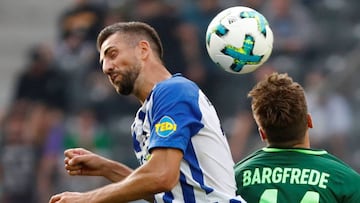 Los jugadores del Hertha y del Bremen disputando un bal&oacute;n a&eacute;reo en partido de la liga alemana.