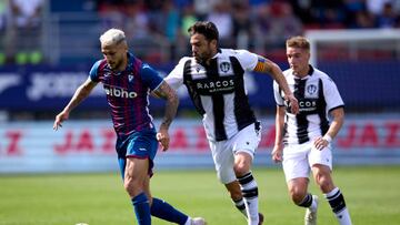 EIBAR, SPAIN - APRIL 09: Juan Diego Molina 'Stoichkov' of SD Eibar compete for the ball with Vicente Iborra of Levante UD during the LaLiga Smartbank match between SD Eibar and Levante UD at Estadio Municipal de Ipurua on April 9, 2023 in Eibar, Spain. (Photo by Ion Alcoba/Quality Sport Images/Getty Images)