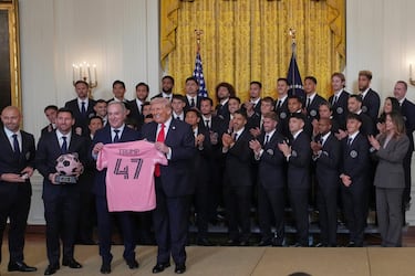 El presidente Donald Trump posa para una foto mientras el entrenador Javier Mascherano (izquierda), Lionel Messi (segundo desde la izquierda) y el copropietario del Inter Miami, Jorge Mas, entregan obsequios en un evento en honor al Inter Miami, campeón de la Major League Soccer (MLS) de 2025, en la Sala Este de la Casa Blanca.
