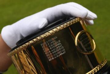 Detalle del trofeo de Wimbledon con el nombre del reciente ganador Andy Murray.