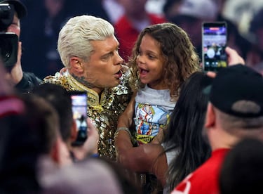 Cody Rhodes carga en brazos a su hija Liberty Runnels mientras se dirige al ring antes de su combate por el Campeonato Indiscutido de la WWE frente a Randy Orton, durante WrestleMania 42, en el Allegiant Stadium de Las Vegas.