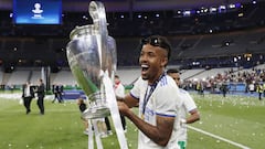 Militao, defensa central del Real Madrid, con la Decimocuarta Copa de Europa.