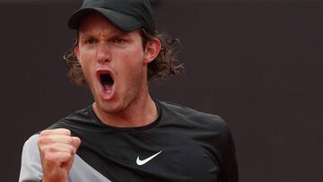 BRA014. RÍO DE JANEIRO (BRASIL), 23/02/2018.- El chileno Nicolás Jarry celebra un punto ante el uruguayo Pablo Cuevas hoy, 23 de febrero de 2018, durante partido de los cuartos del Abierto de tenis de Río de Janeiro (Brasil). Jarry venció 7/5 y 6/3 a Cuevas. EFE/Marcelo Sayão