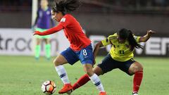 Catalina Usme presionando a una rival durante el partido entre Chile y Colombia por Copa Am&eacute;rica Femenina 2018