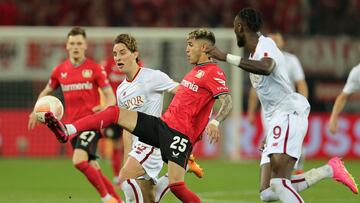 Leverkusen (Germany), 18/05/2023.- Leverkusen's Exequiel Palacios (C) in action against Roma'Äôs Edoardo Bove (L) during the UEFA Europa League semi final second leg soccer match between Bayer Leverkusen and AS Roma in Leverkusen, Germany, 18 May 2023. (Alemania) EFE/EPA/FRIEDEMANN VOGEL